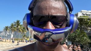 Seu Jorge se vuelve viral en las redes sociales con unos auriculares que “purifican el aire”