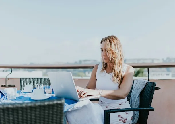 mujer con macbook