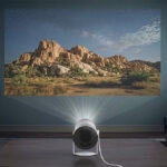 Samsung acaba de hacer que las noches de cine al aire libre sean más fáciles con el proyector Freestyle Plus