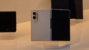 ¿Samsung está exhibiendo silenciosamente el Galaxy Z Fold 8 antes de tiempo? La fuga lo muestra con una foto.